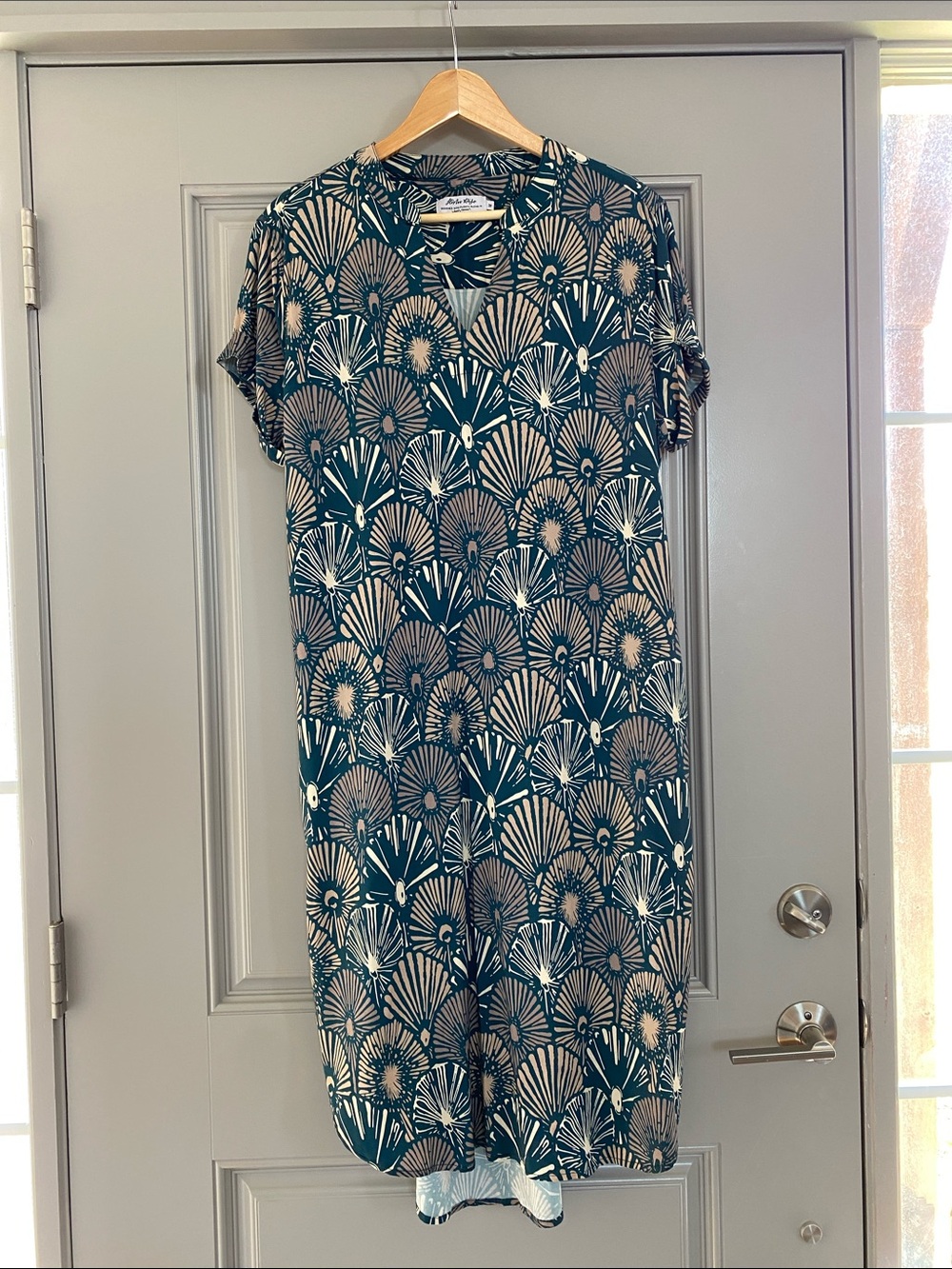 Like new! Hinu Rise Hawaiian Teal Shell-Print Midi Dress
